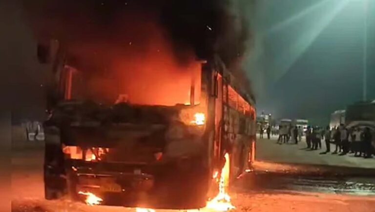 ആഗ്ര-ലഖ്നൗ എക്പ്രസ് വേയിൽ സ്ലീപ്പർ ബസിന് തീപിടിച്ചു