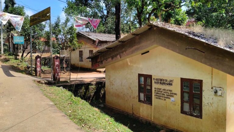 117 പെൺകുട്ടികൾക്ക് ഒരൊറ്റ ശൗചാലയം; പരാധീനതകളിൽ വലഞ്ഞ് തിരുനെല്ലി മാതൃകാവിദ്യാലയം