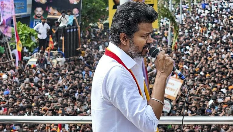 കരൂര്‍ ദുരന്തം : വിജയ് വാക്കുപാലിച്ചില്ല; ടിവികെ നല്‍കിയ 20 ലക്ഷം തിരികെ നല്‍കി മരിച്ചയാളുടെ ഭാര്യ