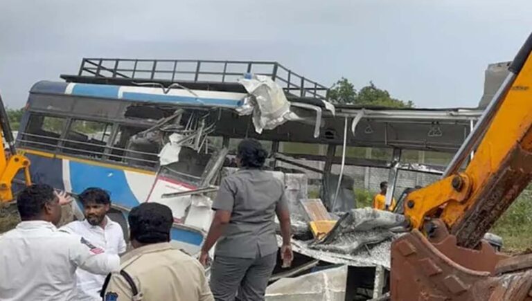 തെലങ്കാനയില്‍ ബസ്സിന് പിന്നിലേക്ക് ടിപ്പര്‍ലോറി ഇടിച്ചുകയറി 24 മരണം
