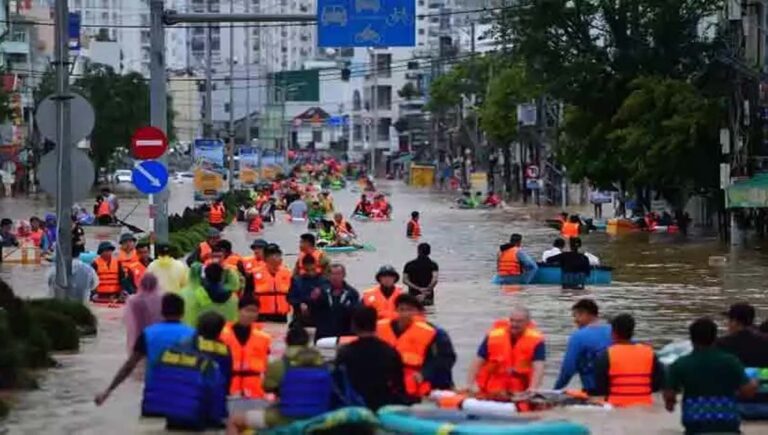 തെക്കുകിഴക്കൻ ഏഷ്യയിലുടനീളം കനത്ത മഴ; വിയറ്റ്നാമിലും തായ്‍ലാൻഡിലും വെള്ളപ്പൊക്കത്തിലും മണ്ണിടിച്ചിലും മരണസംഖ്യ 91 ആയി