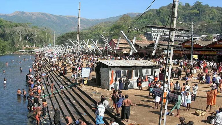 പമ്പയിൽ വസ്ത്രങ്ങൾ ഉപേക്ഷിക്കുന്നത് ആചാരമല്ലന്ന് ഭക്തരെ ബോധ്യപ്പെടുണം : ഹൈക്കോടതി