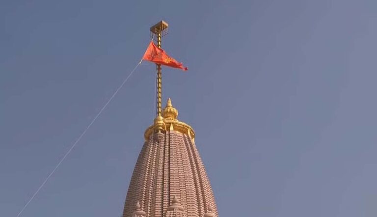 അയോധ്യയിലെ രാമക്ഷേത്രത്തില്‍ ധ്വജാരോഹണ ചടങ്ങ് നിര്‍വഹിച്ച് മോദി