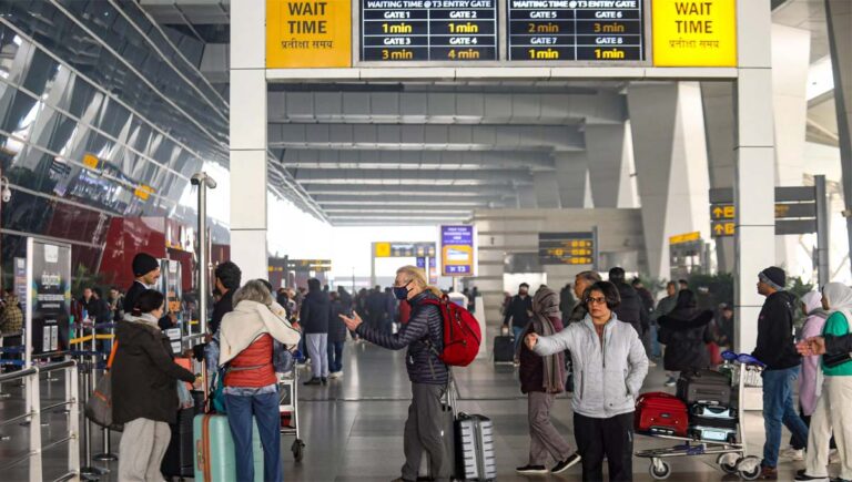 എടിസി തകരാർ : ഡൽഹി വിമാനത്താവളത്തിൽ നൂറിലധികം വിമാനങ്ങൾ വൈകുന്നു