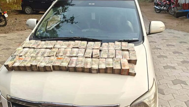 പാലക്കാട് രേഖകളില്ലാതെ കൊണ്ടുവന്ന ഒരു കോടി മുപ്പത് ലക്ഷം രൂപ പിടികൂടി