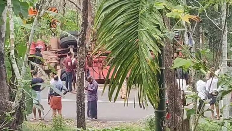 കണ്ണൂരില്‍ നിയന്ത്രണം വിട്ട് കുഴല്‍ക്കിണര്‍ നിര്‍മ്മാണ ലോറി മറിഞ്ഞു; ഒരു മരണം, ഏഴുപേര്‍ക്ക് പരിക്ക്