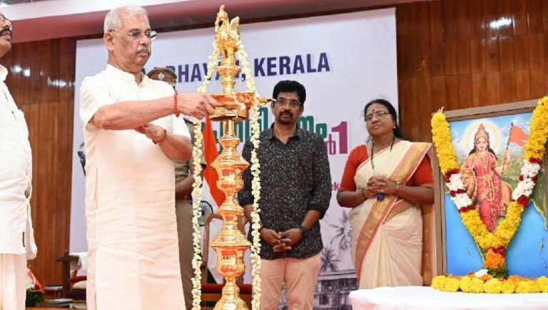 കാവി കൊടിയേന്തിയ ഭാരതാംബയെ കൈവിടാതെ രാജ്ഭവൻ; കേരളപ്പിറവി ദിനാഘോഷത്തിലും വിവാദ ചിത്രം ഉപയോഗിച്ചു