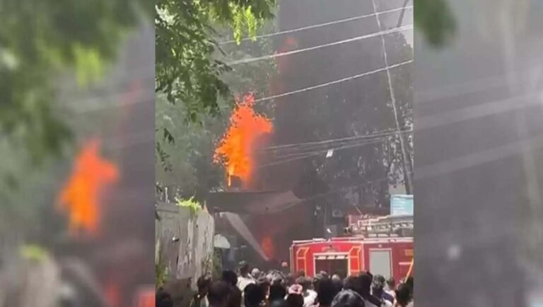 പാലക്കാട് ആക്രിക്കടക്ക് തീപിടിച്ച് പൂർണ്ണമായും കത്തിനശിച്ചു