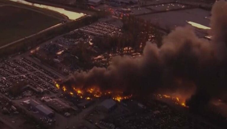 യുഎസ് കെന്റക്കിലെ വ്യവസായ മേഖലയിൽ കാർഗോ വിമാനം തകർന്ന് വീണ് മൂന്ന് മരണം