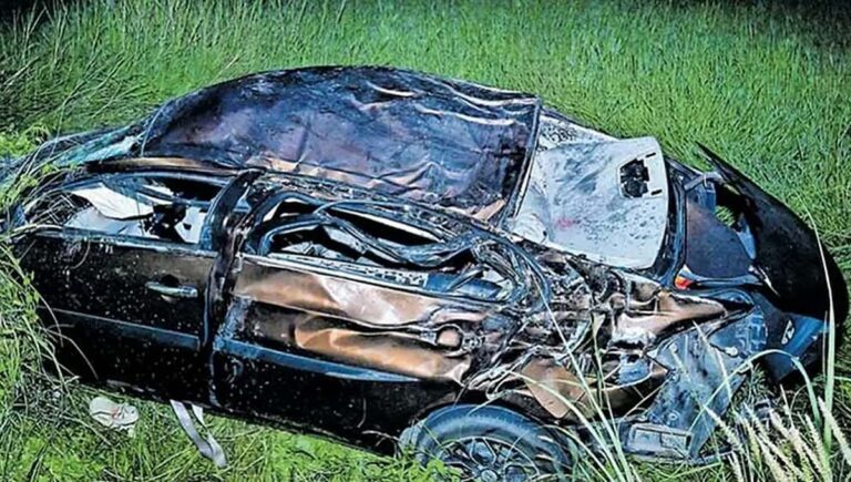 പാലക്കാട് നിയന്ത്രണം വിട്ട കാര്‍ മരത്തിലിടിച്ച് വയലിലേക്ക് മറിഞ്ഞു; മൂന്ന് യുവാക്കള്‍ക്ക് ദാരുണാന്ത്യം