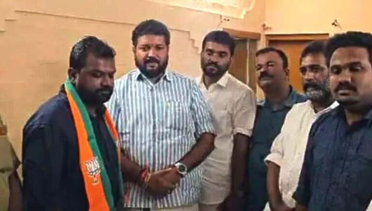 താമരചിഹ്നമുള്ള ഷാള്‍ കഴുത്തിലിട്ട് ചതിച്ചു; ‘ബിജെപിയില്‍ ചേര്‍ന്ന’ യൂത്ത് കോണ്‍ഗ്രസ് നേതാവ് മാപ്പ് പറഞ്ഞ് തിരിച്ചെത്തി