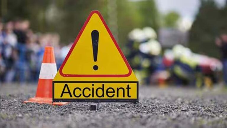 മു​ണ്ട​ക്ക​യത്ത് പി​ക്ക​പ്പ് വാ​ൻ കൊ​ക്ക​യി​ലേ​ക്ക് മ​റി​ഞ്ഞു ര​ണ്ടു​പേ​ർ​ക്ക് പ​രി​ക്ക്