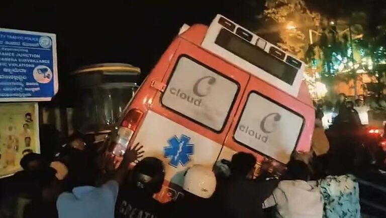 ബംഗളൂരുവില്‍ ആംബുലന്‍സിന്റെ മരണപ്പാച്ചിലില്‍ സ്‌കൂട്ടറുകള്‍ ഇടിച്ച് തെറിപ്പിച്ച് ദമ്പതികള്‍ക്ക് ദാരുണാന്ത്യം