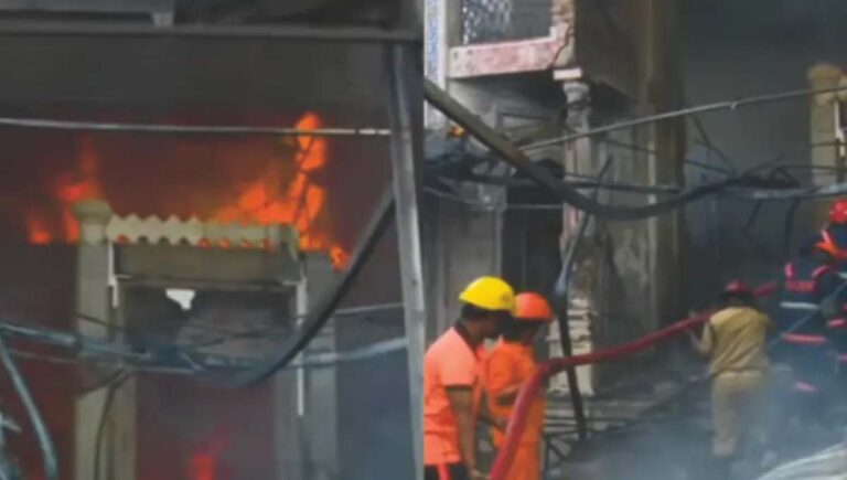 കോട്ടക്കലിൽ വൻ തീപിടുത്തം; വ്യാപാര സ്ഥാപനം കത്തിനശിച്ചു