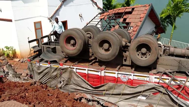 ഫറോക്കിൽ റോഡ് ഇടിഞ്ഞ് ലോറി വീടിന് മുകളിലേക്ക് മറിഞ്ഞു