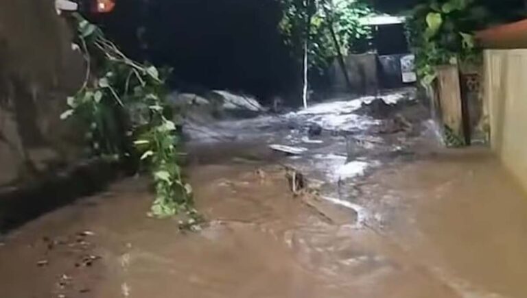 എറണാകുളത്ത് ജല സംഭരണിയുടെ പാളി തകര്‍ന്നു; വീടുകളില്‍ വെള്ളം കയറി വന്‍ നാശം