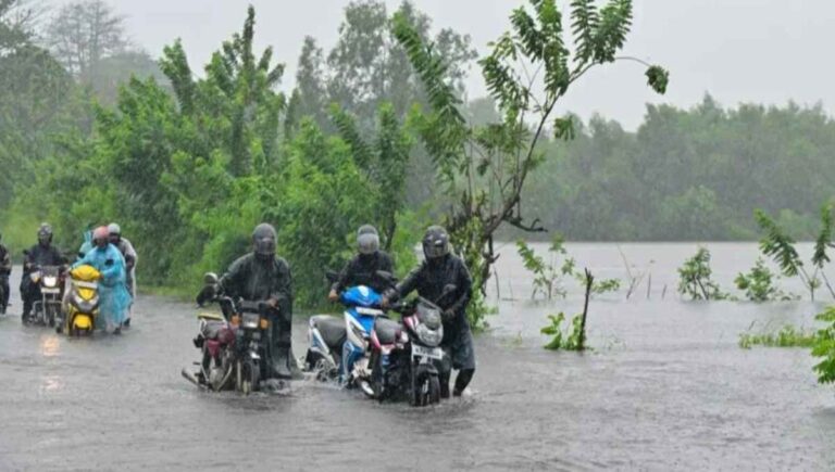 ഡിറ്റ്‌വാ ചുഴലിക്കാറ്റ് : ശ്രീലങ്കയിൽ പ്രളയത്തിലും മണ്ണിടിച്ചിലിലും 390 പേർ മരണം; 350 ലേറെ പേരെ കാണാതായി