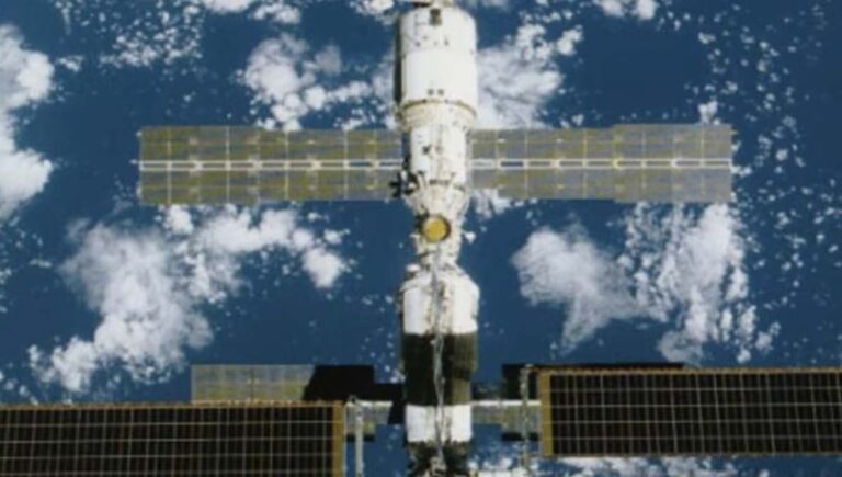 ആകാശത്ത് വിസ്മയക്കാഴ്ച ഒരുക്കി ഐഎസ്എസ് കേരളത്തിന് മുകളിലൂടെ കടന്നുപോയി