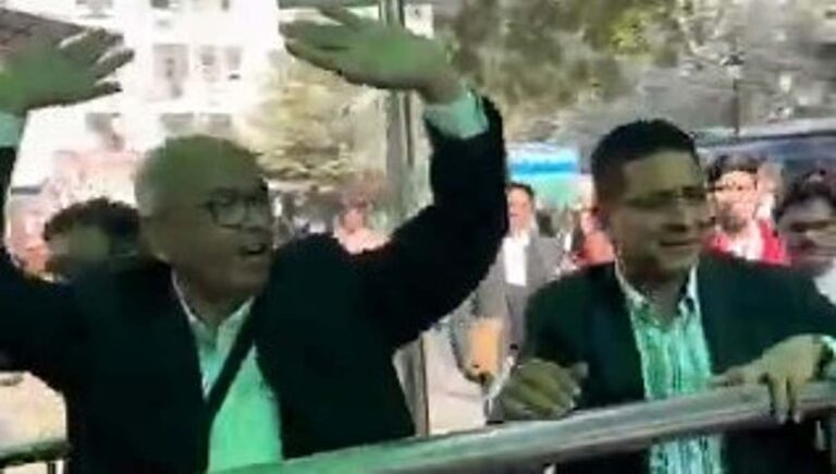 ചീഫ് ജസ്റ്റിസായിരിക്കെ ബി ആര്‍ ഗവായിക്ക് നേരെ ഷൂ എറിഞ്ഞ അഭിഭാഷകന് ചെരുപ്പുകൊണ്ട് അടി