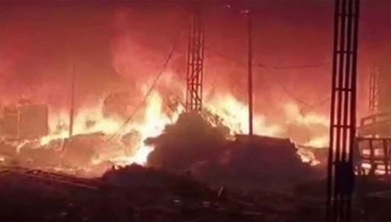 കാസർകോട് അനന്തപുരത്ത് പ്ലൈവുഡ് ഫാക്ടറിയിൽ വൻ തീപിടുത്തം