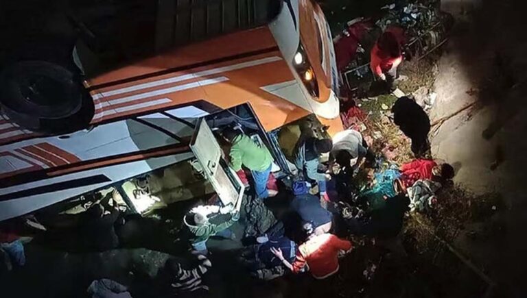 നേപ്പാളില്‍ ബസ് നദിയിലേക്ക് മറിഞ്ഞു; 18 മരണം; 27 പേര്‍ക്ക് പരിക്ക്
