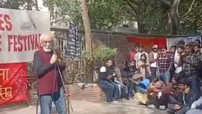 ഡല്‍ഹി സര്‍വകലാശാലയിലെ പൊതുപരിപാടിക്കിടെ ചരിത്രകാരന്‍ പ്രൊഫ. എസ് ഇര്‍ഫാന്‍ ഹബീബിന് നേരെ എബിവിപി ആക്രമണം