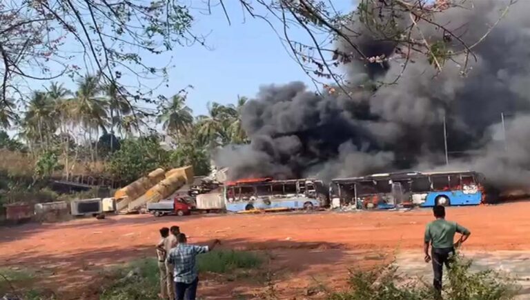 കരിപ്പൂർ എയർപോർട്ട് റോഡിൽ തീപിടിത്തം; നാല് ബസുകൾ കത്തി നശിച്ചു