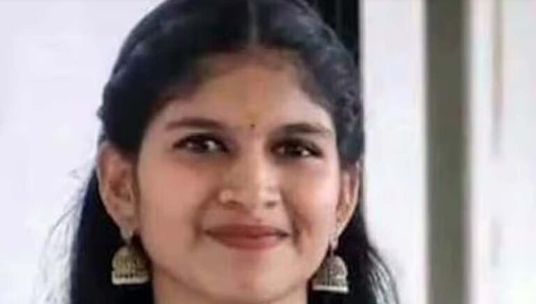 കോഴിക്കോട് വിദ്യാര്‍ഥിനി വീട്ടിനുള്ളില്‍ തൂങ്ങിമരിച്ചനിലയില്‍