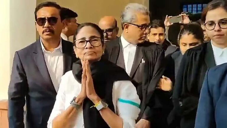 പശ്ചിമ ബംഗാൾ എസ്ഐആര്‍ : സുപ്രീംകോടതിയില്‍ അഭിഭാഷകക്കുപ്പായം അണിഞ്ഞ് മമത