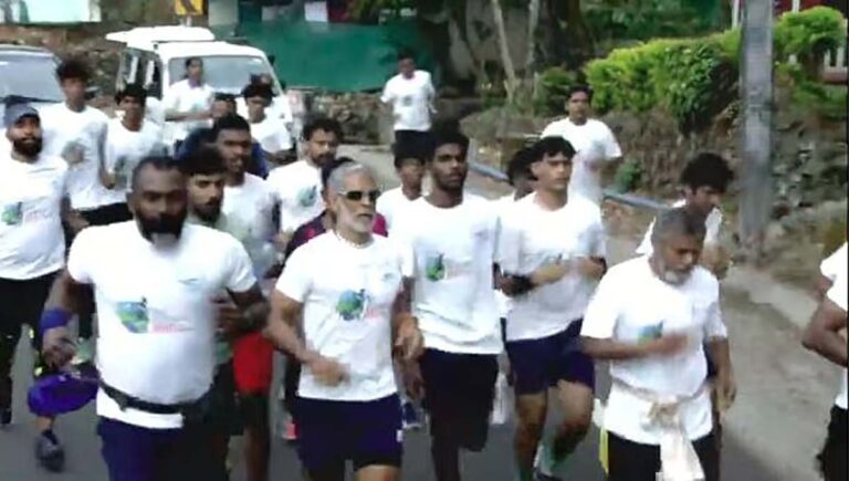 മിലിന്ദ് സോമന്‍ നയിച്ച ഹില്‍ ഹൈവേ റണ്ണിന് വന്‍ ജന പങ്കാളിത്തം