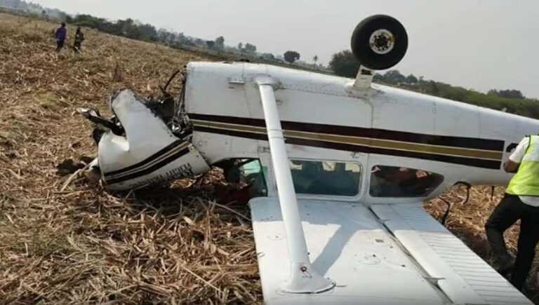 കര്‍ണാടകയില്‍ സ്വകാര്യ വിമാനം തകര്‍ന്നുവീണു