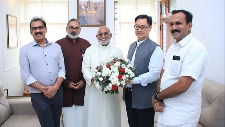 ക്രിസ്ത്യാനികള്‍ക്ക് മൈക്രോ മൈനോറിറ്റി പദവി; ആര്‍ച്ച് ബിഷപ്പ് റാഫേല്‍ തട്ടിലിന് ഉറപ്പു നല്‍കി കേന്ദ്രമന്ത്രി റിജിജു