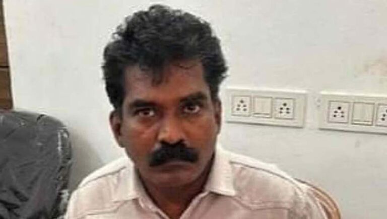 തൃശൂരിൽ കൈക്കൂലി വാങ്ങുന്നതിനിടെ വില്ലേജ് ഓഫീസര്‍ പിടിയില്‍