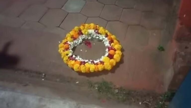 കണ്ണൂരില്‍ എഴുത്തുകാരന്‍ വി എസ് അനില്‍കുമാറിന്റെ വീടിന് മുന്നില്‍ റീത്ത്