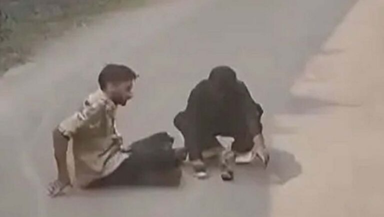 താമരശേരിയിൽ നടുറോഡിലിരുന്ന് യുവാക്കളുടെ മദ്യപാനം