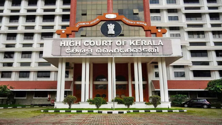 ജീവനക്കാർക്ക് വാട്സ്ആപ് സന്ദേശം അയക്കാൻ അനുമതി തേടി സർക്കാർ ഹൈക്കോടതിയിൽ