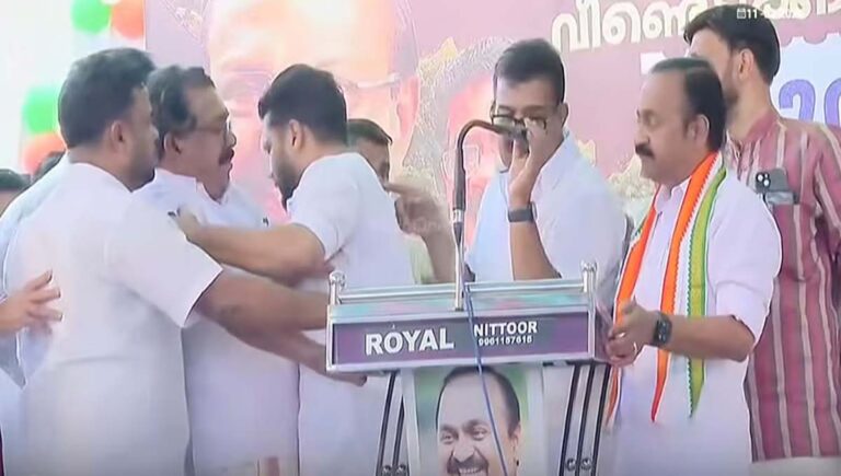 പുതുയുഗ യാത്രയുടെ കുറ്റ്യാടിയില്‍ നടന്ന സ്വീകരണ വേദിയില്‍ നേതാക്കള്‍ തമ്മിൽ പിടിവലി