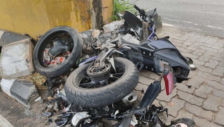 കളമശേരിയിൽ ബൈക്ക് മെട്രോ പില്ലറിൽ ഇടിച്ച് യുവാവിന് ദാരുണാന്ത്യം