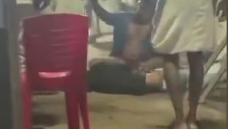 കൊല്ലത്ത് ക്ഷേത്രോത്സവത്തിനിടെ മര്‍ദ്ദനമേറ്റ 18 കാരന്‍ മരിച്ചു