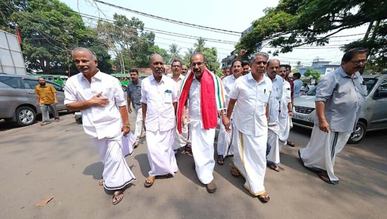 എലത്തൂരില്‍ സൂക്ഷ്മ പരിശോധനയ്ക്കിടെ പികെ ശശീന്ദ്രന്റെ രസീതുമായി അജ്ഞാതന്‍ ഓടിപ്പോയി