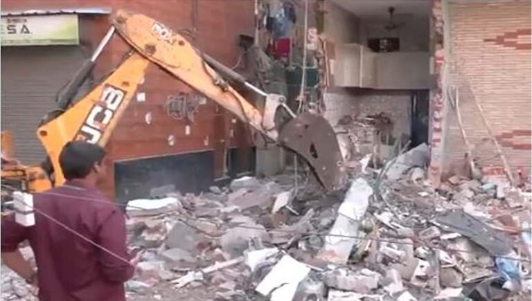 ഡല്‍ഹിയില്‍ ബുള്‍ഡോസര്‍ രാജ്; കൊലക്കേസ് പ്രതിയുടെ വീട് ഇടിച്ചുനിരത്തി മുനിസിപ്പല്‍ കോര്‍പ്പറേഷന്‍