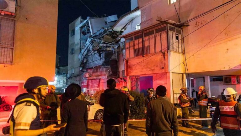 ഇസ്രായേലിൽ ഇറാന്റെ കനത്ത ബാലിസ്റ്റിക് മിസൈൽ ആക്രമണം; നാല് പേർ കൊല്ലപ്പെട്ടു