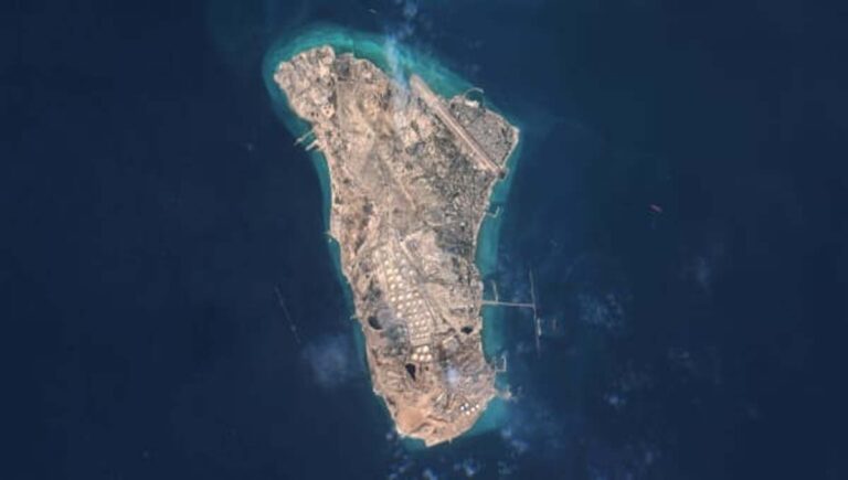 ഖാർ​ഗ് ദ്വീപിൽ തുടർച്ചയായ രണ്ടാം ദിവസവും യുഎസ് ആക്രമണം; എണ്ണയുത്പാദന കേന്ദ്രം പൂർണമായും തകർത്തെന്ന് ട്രംപ്