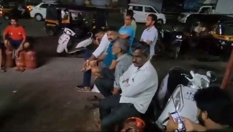 രാജ്യത്ത് സിലിണ്ടറിനായി വലഞ്ഞ് ജനങ്ങൾ; നവി മുംബൈയിൽ പുലർച്ചെ മുതൽ ഗ്യാസ് ഏജൻസികൾക്ക് മുന്നിൽ നീണ്ട ക്യൂ