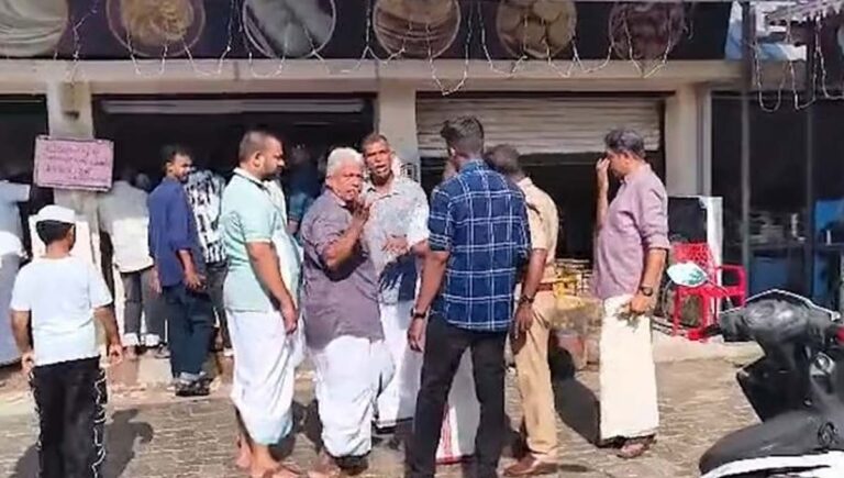 കായംകുളത്ത് പത്തിരി നിര്‍മാണ യൂണിറ്റില്‍ ഓഡര്‍ ചെയ്ത പത്തിരി കിട്ടാത്തതിനെത്തുടര്‍ന്ന് പ്രതിഷേധം