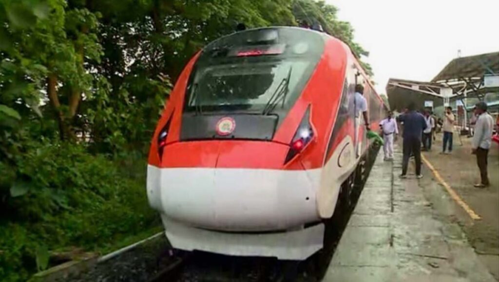 അങ്കമാലി- ആലുവ പാതയിൽ വന്ദേഭാരത് എക്‌സ്പ്രസിന് നേര്‍ക്ക് കല്ലേറ്