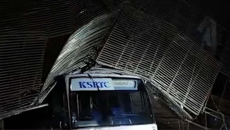 ആലപ്പുഴയിൽ ക്ഷേത്രോത്സവ അലങ്കാര ​ഗോപുരം തകർന്ന് കെഎസ്ആർടിസി ബസിന് മുകളിൽ വീണു
