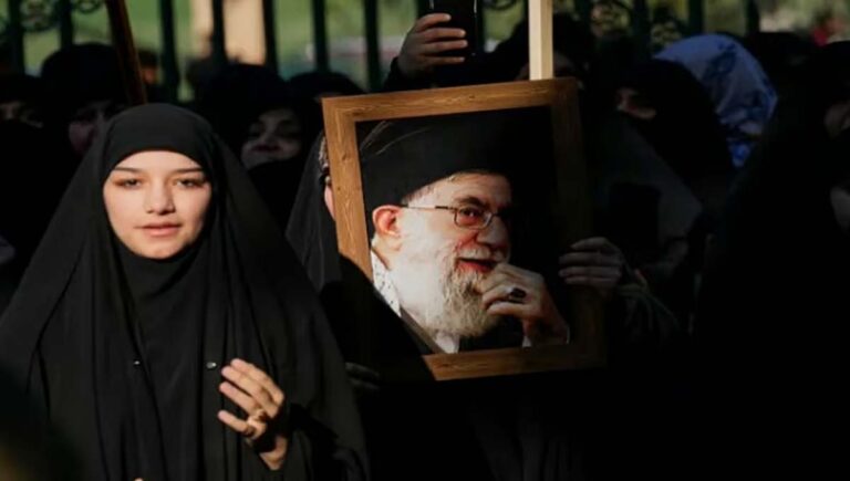 ഇറാന്‍ പരമോന്നത നേതാവ് ആയത്തുള്ള ഖമേനിയും മകളും പേരക്കുട്ടിയും കൊല്ലപ്പെട്ടതായി റിപ്പോര്‍ട്ടുകള്‍