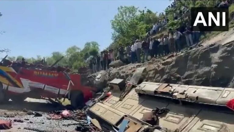 കശ്മീരില്‍ ബസ് കൊക്കയിലേക്ക് മറിഞ്ഞ് 15 മരണം; നിരവധി യാത്രക്കാര്‍ക്ക് പരിക്ക്