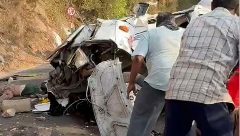 വാൽപ്പാറയിൽ വാഹനാപകടം; 8 മലയാളികൾക്ക് ദാരുണാന്ത്യം